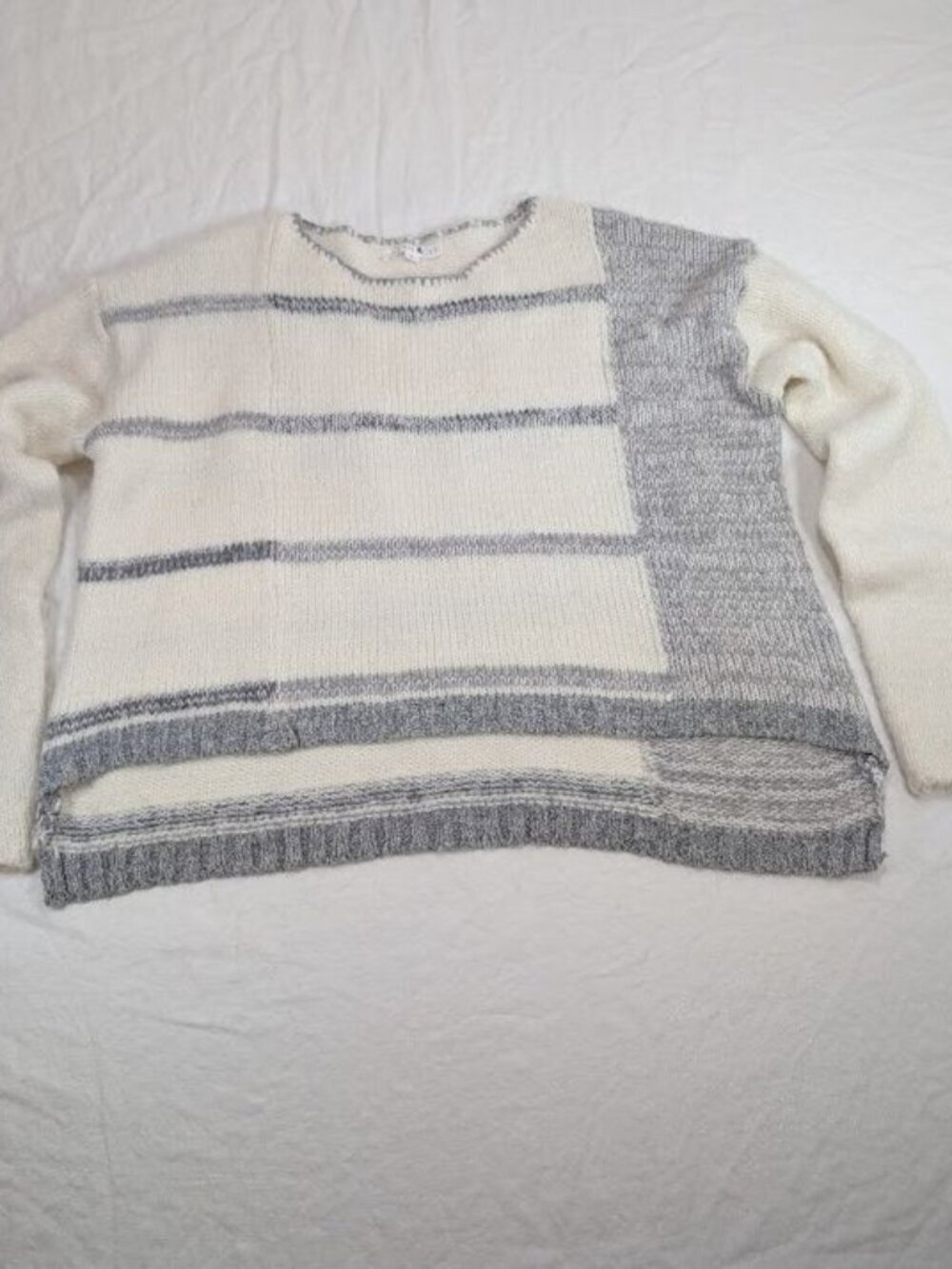 Aemi + Co women's size small white and gray striped cozy sweater long sleeve S9